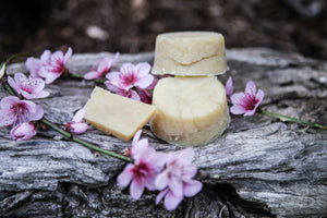 
            
                Load image into Gallery viewer, Super Moisturising Shampoo Bar (Contains Beeswax)
            
        